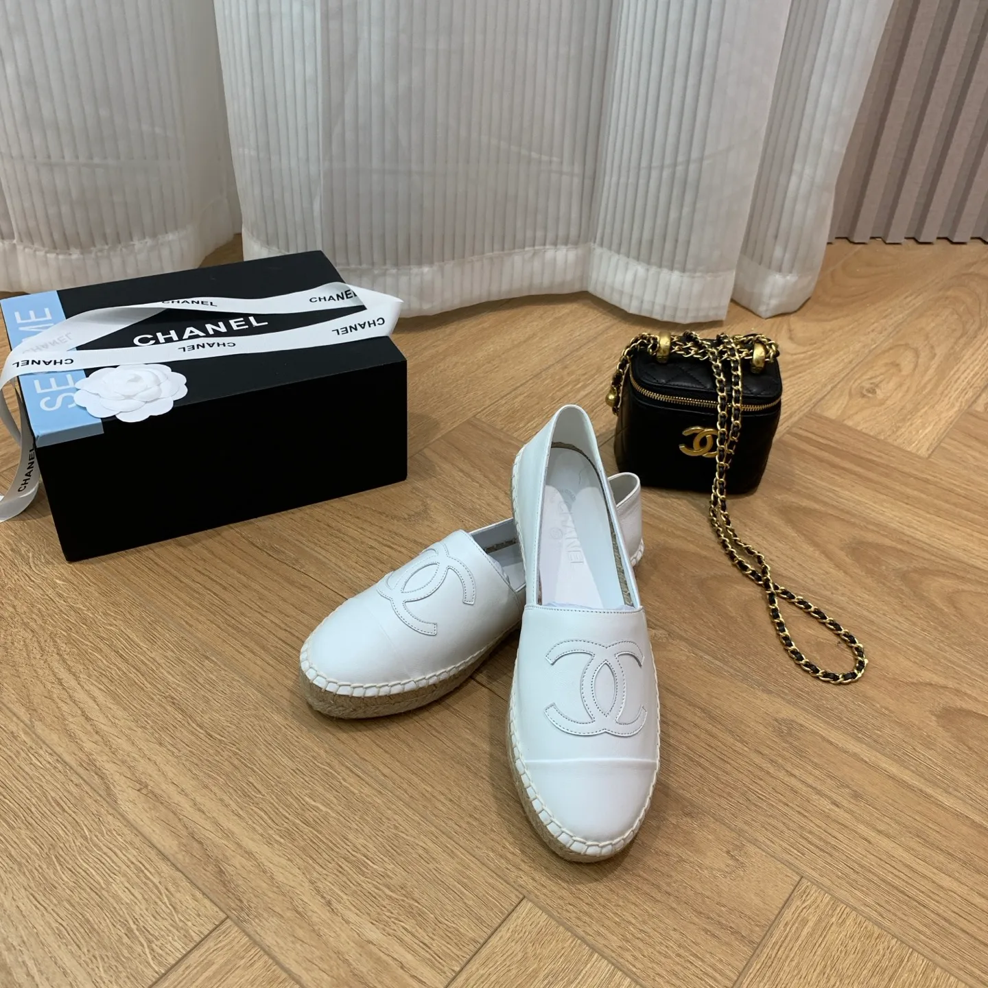 👟👟Ex-factory price 440👟👟 👑New colors are coming ✌️New version of Chanel fisherman shoes is coming❗️Delivered in a full set of top-notch packaging. The quality of my fisherman shoes has not been introduced much, everyone who has had them knows it! The original customized upper, and my outsole is the original translucent outsole, the opaque outsole is the wrong version, full set of authentic packaging ❗️ size: 35-40, running price